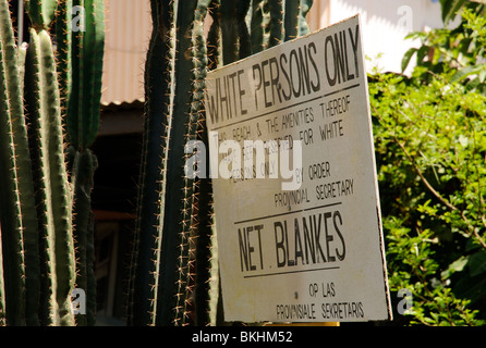 L'Apartheid historique panneau 'blancs' 'uniquement' Aucun noir utilisé sur une plage d'Afrique du Sud 1994 pré Banque D'Images