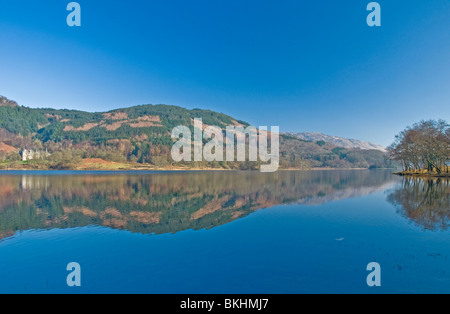 Réflexions sur le Loch Achray Trossachs du Duke's Pass nr Stirling en Écosse du District d'Aberfoyle Banque D'Images