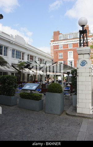 Couverture en verre sur le parvis du Bluebird Restaurant, une amende,trendy eatery dans Kings Road Chelsea. Banque D'Images