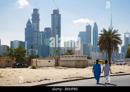 Gratte-ciel le long de la route Sheikh Zayed avec bulidngs ancien en premier plan et Burj Khalifa en distance, DUBAÏ, ÉMIRATS ARABES UNIS Banque D'Images