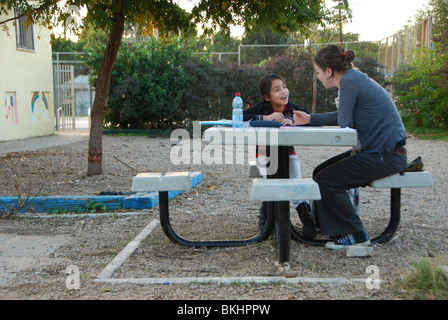 Israël, Tel Aviv, Quartier Shapira, un centre d'apprentissage où les jeunes Israéliens se portent volontaires pour aider les enfants du travailleur Banque D'Images