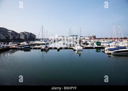 Marina de Plaisance à Aberystwyth Ville côtière en milieu de galles sur un matin de printemps Banque D'Images