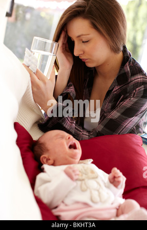 Femme avec tête ache Banque D'Images