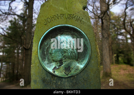 John Ruskin Monument sur Frier Crag Derwent Water Banque D'Images