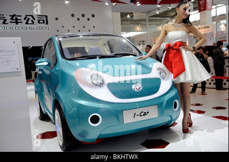Un modèle pose à côté de Dongfeng Motor Group Co.'s i-car véhicule concept, affichée à l'auto de beijing 2010. Banque D'Images