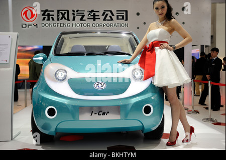 Un modèle pose à côté de Dongfeng Motor Group Co.'s I-Car véhicule concept, affichée à l'Auto de Beijing 2010. Banque D'Images