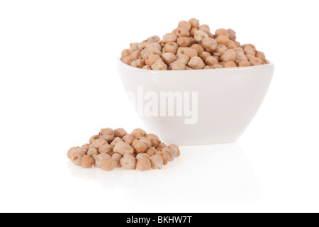 Les pois chiches dans un bol blanc isolé sur fond blanc Banque D'Images