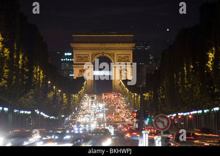 En regardant vers l'Arc de Triomphe sur les Champs Elysées à Paris, France Banque D'Images