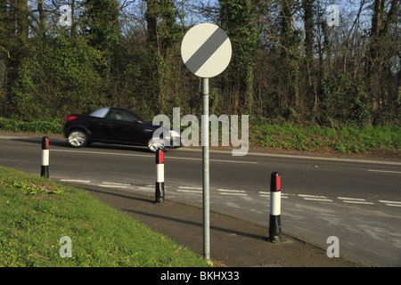 Une voiture a passé une vitesse limite de vitesse nationale 'applique' près de Eastbourne, East Sussex, Angleterre. Banque D'Images