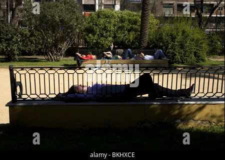 Les touristes dorment dans les bancs des jardins de Murillo à Séville, Espagne, le 11 mars, 2008. Photo/Chico Sanchez Banque D'Images