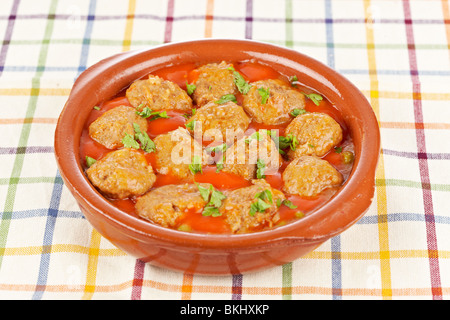 Boulettes de viande fraîche à la sauce tomate avec des petits pois sur cirée Banque D'Images