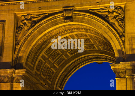 Arc de Triomphe à l'heure bleue à Paris, France Banque D'Images