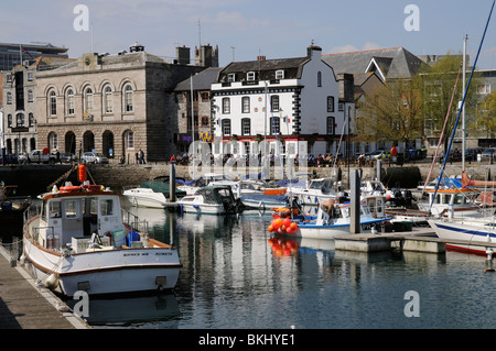 Le Barbican Plymouth south devon England UK Un groupe de port et zone de loisirs Custom House et pub Banque D'Images