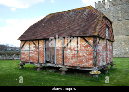 Grange Grenier historique situé sur l'anglais, la forme de champignons staddle, pierre à Cowdray, Midhurst. Banque D'Images