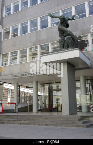 Représentant le syndicalisme est cette belle sculpture de Bernard Meadows à TUC Maison à Great Russell Street, Londres, Angleterre. Banque D'Images