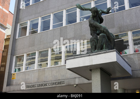 Sculpture au-dessus de l'entrée principale en TUC Gt Russell St est ce beau travail par Bernard Meadows. Banque D'Images