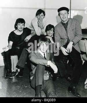 HOLLIES - groupe du Royaume-Uni en octobre 1966 de l : Allan Clarke, Bernie Calvert, Tony Hicks (à l'avant) Graham Nash, Bobby Elliott Banque D'Images