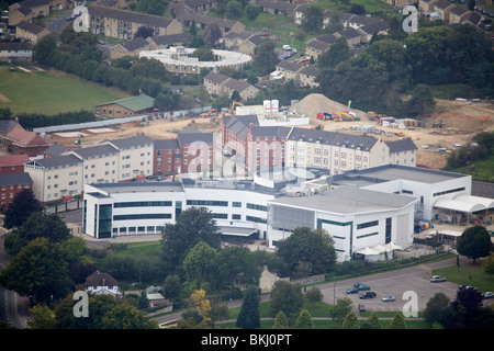 Une vue aérienne de la ville de Stroud dans le Gloucestershire UK y compris Stroud College Banque D'Images