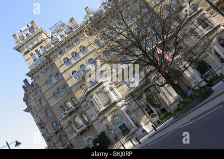 L'hôtel Langham, vue ici sur une glorieuse journée de printemps à Londres. Banque D'Images