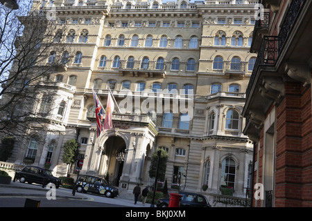 L'hôtel Langham, vue ici sur une glorieuse journée de printemps à Londres. Banque D'Images