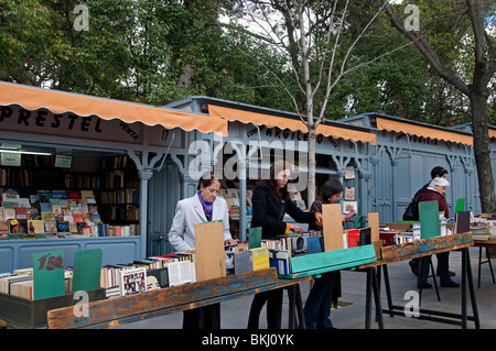 Le marché de l'Espagne Madrid Paseo del Prado Livres en Espagnol Banque D'Images