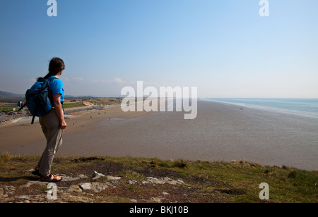 Randonneur sur pointe sur la baie de Carmarthen Côte Pendine sands Wales UK Banque D'Images