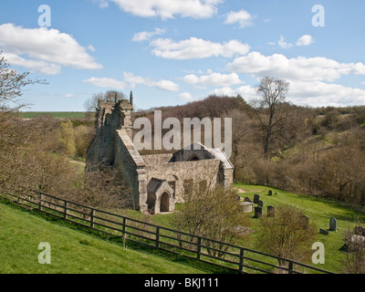 Wharram Percy village médiéval déserté, ruines de l'église Saint-Martin de fermes site Banque D'Images