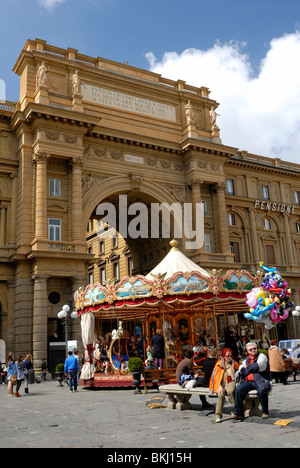 Une vue spectaculaire sur le style romain de triomphe, qui célèbre l'époque de Florence Capitale de l'Italie en 1865-71, dans la Piazza dell Banque D'Images