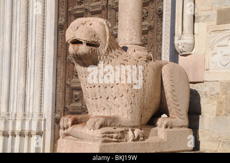 Lion en marbre sculpté pilier de soutien à l'entrée de la cathédrale dell'Assunta Cathédrale Parme Émilie-romagne en Italie Banque D'Images