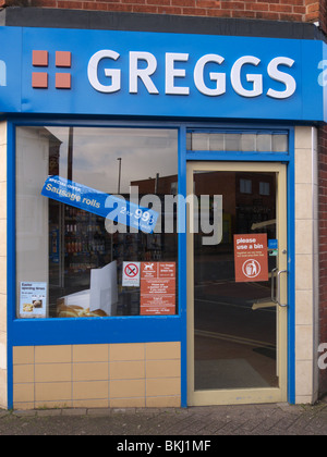 Greggs Bakers des passants, Dudley, West Midlands, Royaume-Uni Banque D'Images