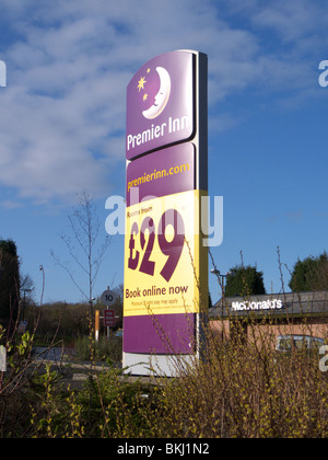 Premier Inn enseigne publicitaire à Pattingham Branch, West Midlands, Royaume-Uni Banque D'Images