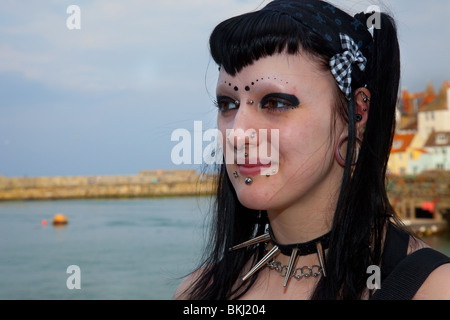 Fille cloutés avec des piercings au Festival Goth Whitby, North Yorkshire, UK 2010 Ville Whitby, North Yorkshire Banque D'Images