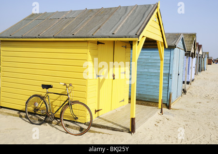 Cabines colorées sur West Wittering beach Sussex England Banque D'Images