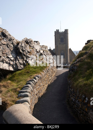 St Michael's Church tower vu de l'enceinte du château gallois ruiné d'Aberystwyth au Pays de Galles Banque D'Images