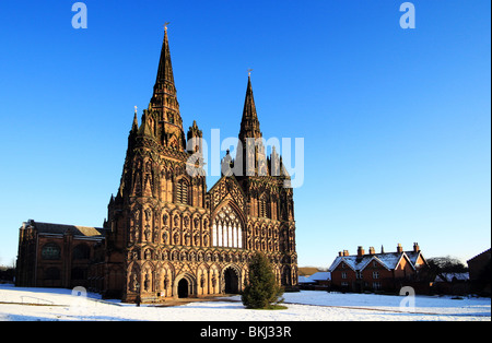La Cathédrale de Lichfield dans la neige sur une journée ensoleillée Banque D'Images