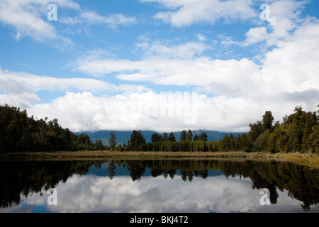 Réflexions sur le spectaculaire lac Matheson ile sud Nouvelle Zelande Banque D'Images