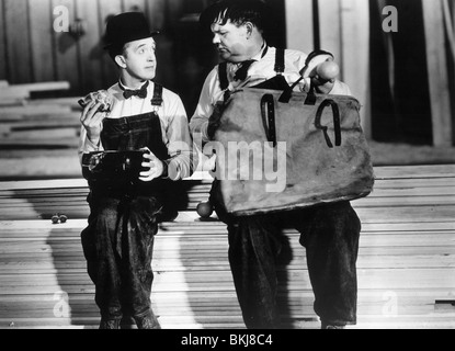 Cités grouillantes (1933) Stan Laurel, Oliver Hardy, Laurel et Hardy BSYB 001P Banque D'Images