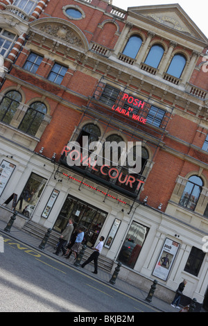 Aspect angulaire de l'entrée et façade de la Royal Court Theatre de Londres, Sloane Square. Banque D'Images