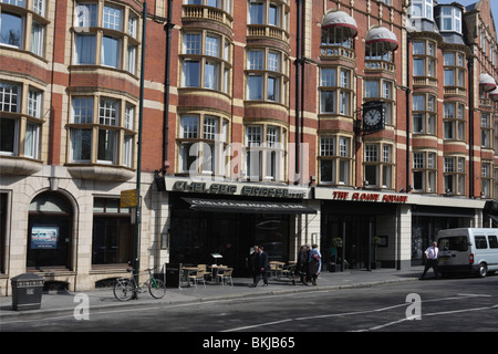 Élévation frontale et l'entrée principale de l'hôtel Sloane Square Hotel, situé sur le côté nord de Sloane Square. Banque D'Images