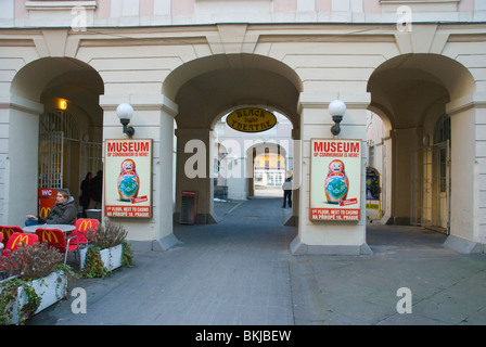 Musée du Communisme est situé à côté de McDonald's à Prague République Tchèque Europe Banque D'Images