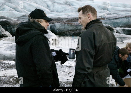 Tournage O/S 'BATMAN BEGINS' (2005) CHARLES ROVEN (PRO), Liam Neeson BBEG 001-F01 Banque D'Images