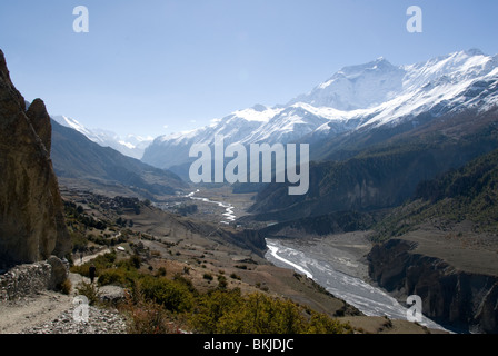 Manang village et la vallée de l'Annapurna 2 sur la droite, Manang, Circuit de l'Annapurna, Népal Banque D'Images