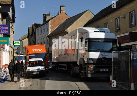 Camion de livraison rue de blocage, Cirencester, UK Banque D'Images