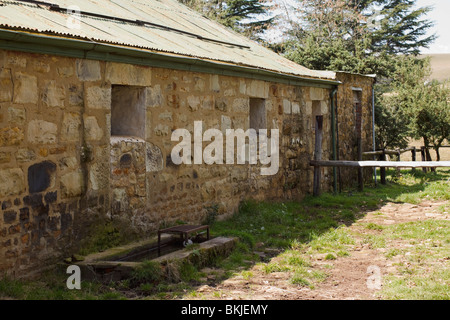 Pierre rustique cow-hangar ou étable avec toit en tôle ondulée. Midlands, KwaZulu Natal, Afrique du Sud. Banque D'Images