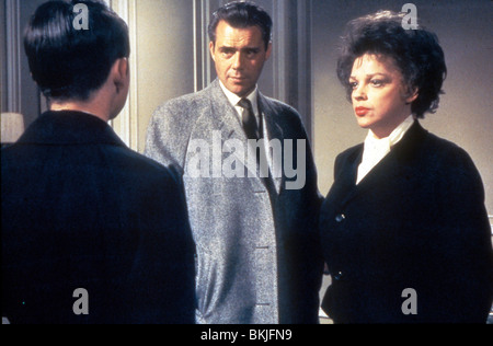 Je pourrais continuer sur le chant (1963) DIRK BOGARDE, Judy Garland 005 AIDANTS NATURELS Banque D'Images