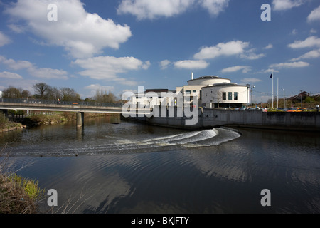 L'île de lagan valley centre de conférence et d'événements avec weir sur la rivière Lagan lisburn city centre le comté d'Antrim Banque D'Images