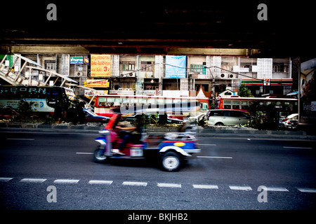 Un tuk-tuk évitant la circulation en Thaïlande Banque D'Images