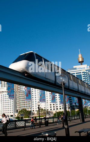 Plus Pyremont train monorail passe pont, Darling Harbour, Sydney, Australie Banque D'Images