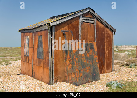 Rusty shed de pêcheur sur la plage de galets dormeur, Kent England UK Banque D'Images