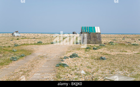 Abri de pêcheur sur la plage de galets dormeur, Kent England UK Banque D'Images